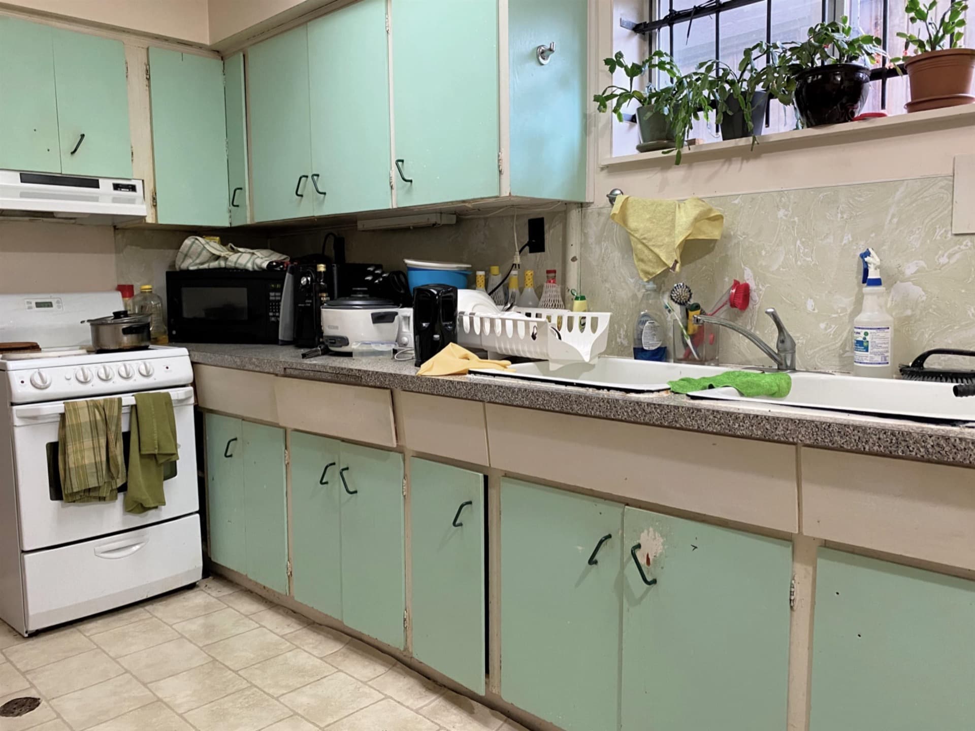 Kitchen — 815 E 56th Avenue
